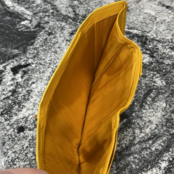 Prada Calf skin leather wallet in sole i l comes with box and cards - Picture 6 of 10